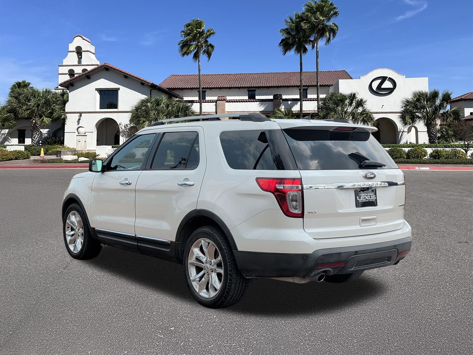 Used 2015 Ford Explorer XLT w/ Equipment Group 202A FWD image 4