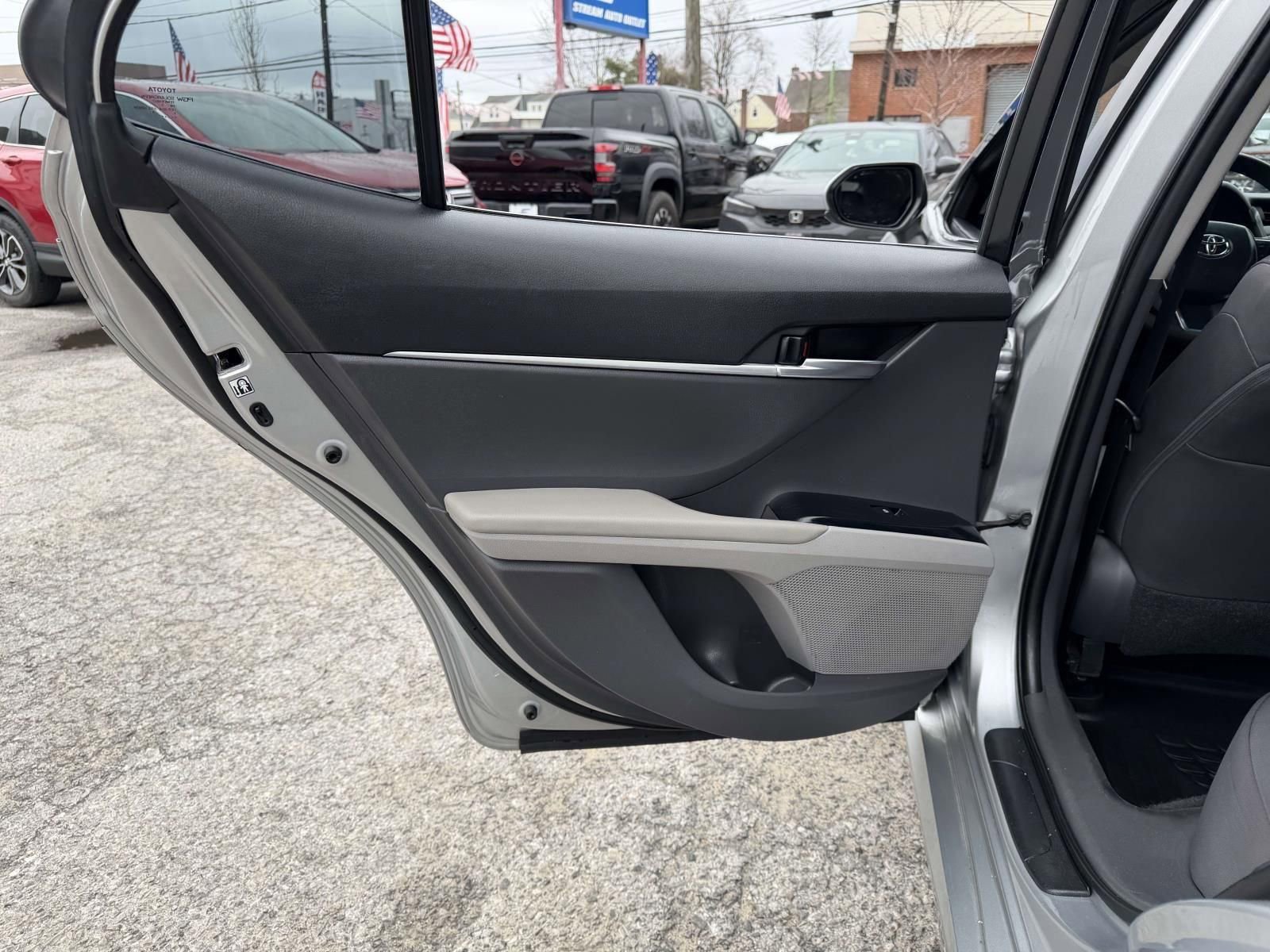 Used 2018 Toyota Camry LE image 23