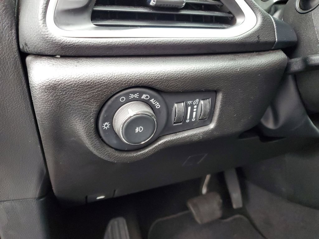 Used 2025 Chrysler Pacifica Select FWD image 13