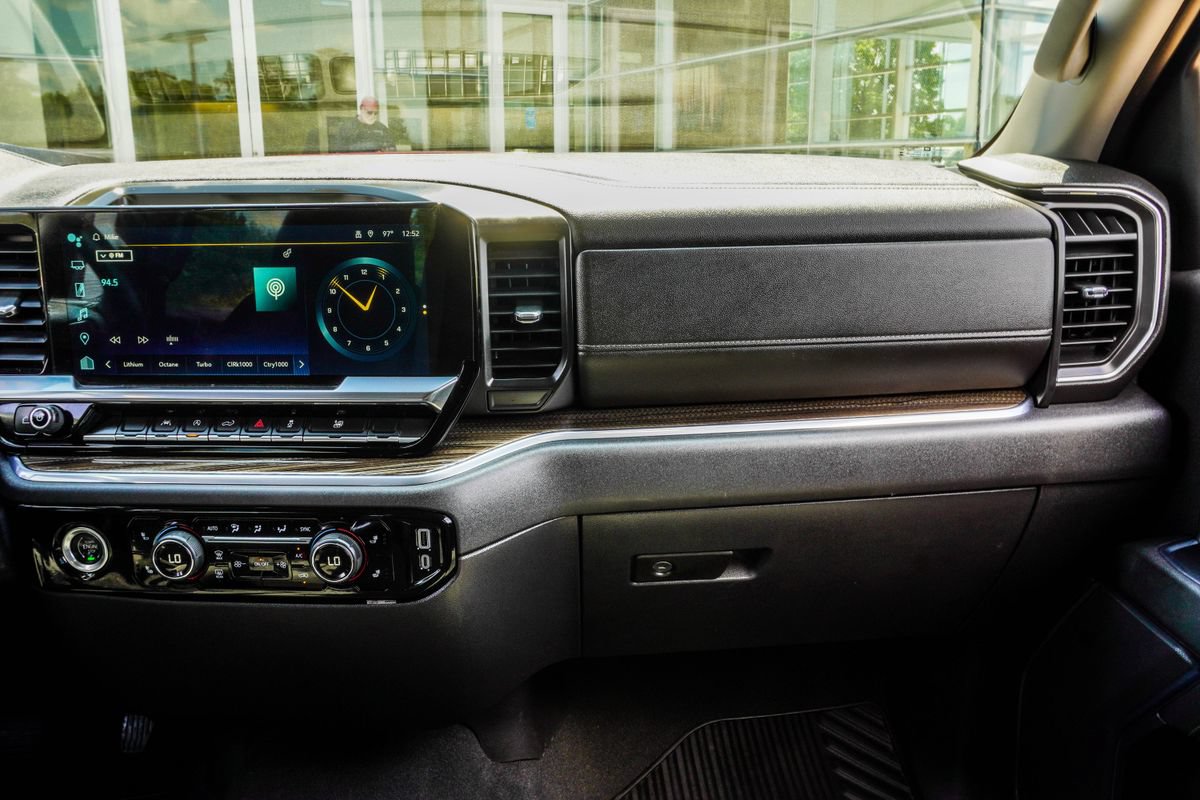 Used 2023 Chevrolet Silverado 1500 LT AWD/4WD image 18