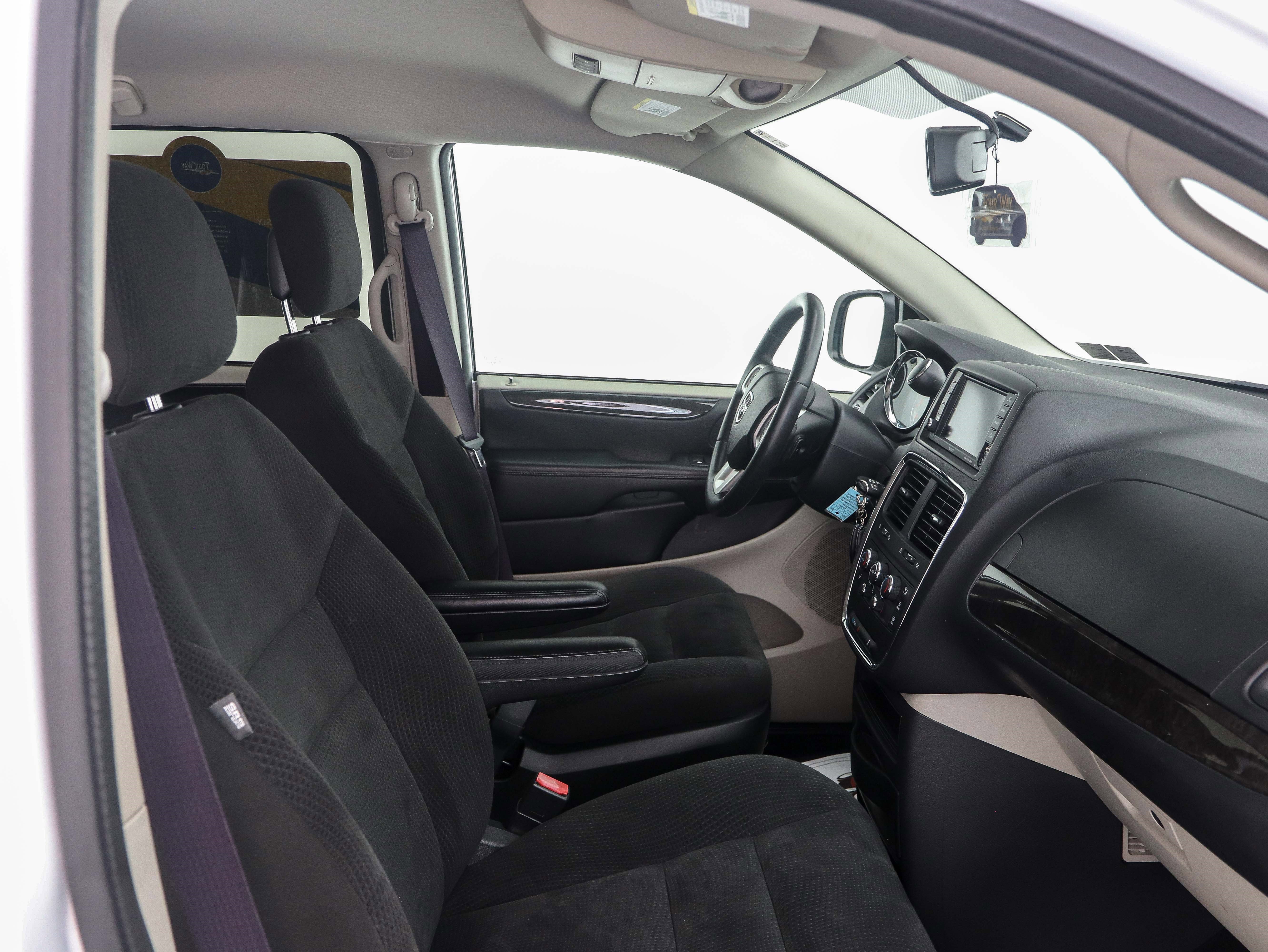 Used 2016 Dodge Grand Caravan SXT w/ UConnect Hands-Free Group image 21
