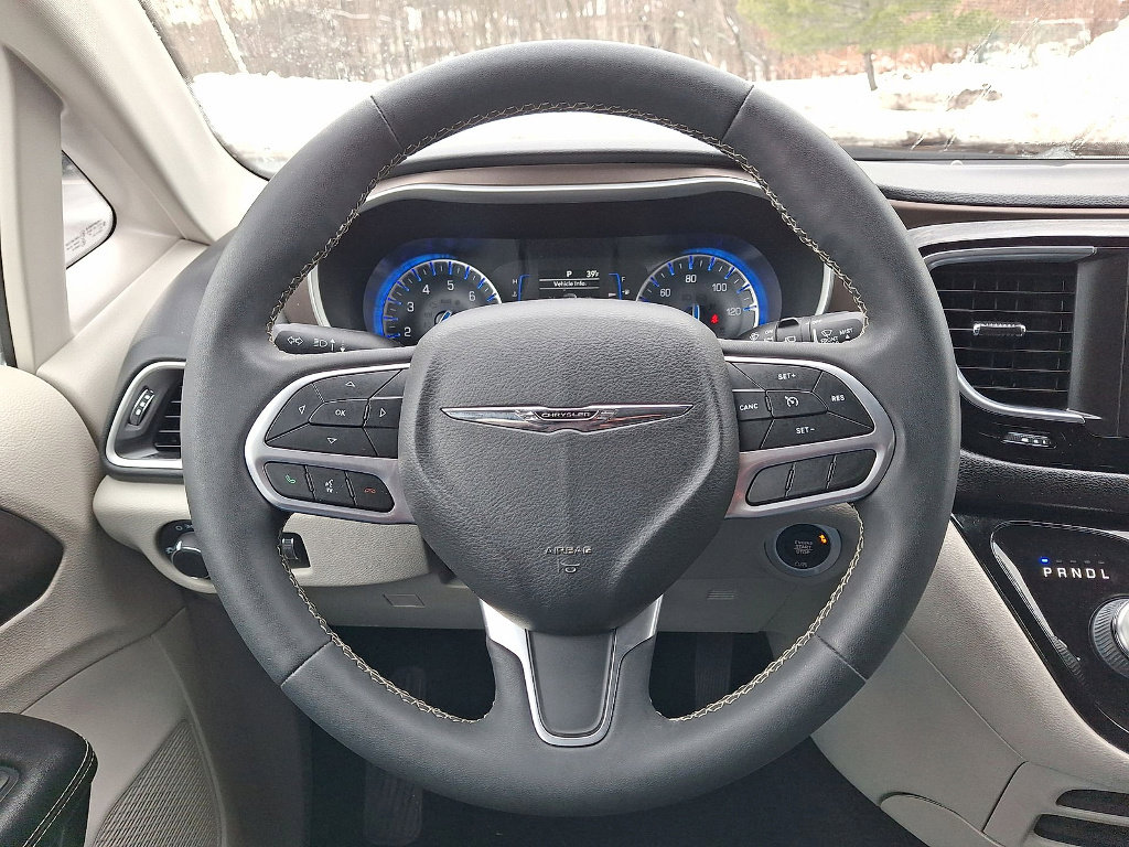 Used 2022 Chrysler Voyager LX image 17