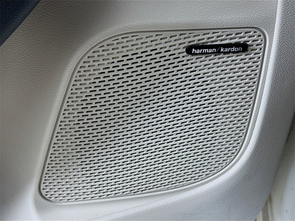 Used 2022 Chrysler Pacifica Limited w/ Uconnect Theater Family Group image 21