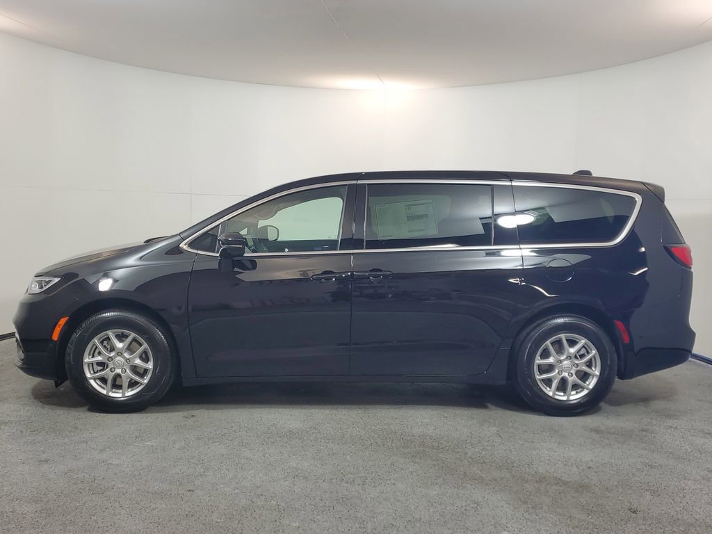 New 2026 Chrysler Pacifica Select image 4