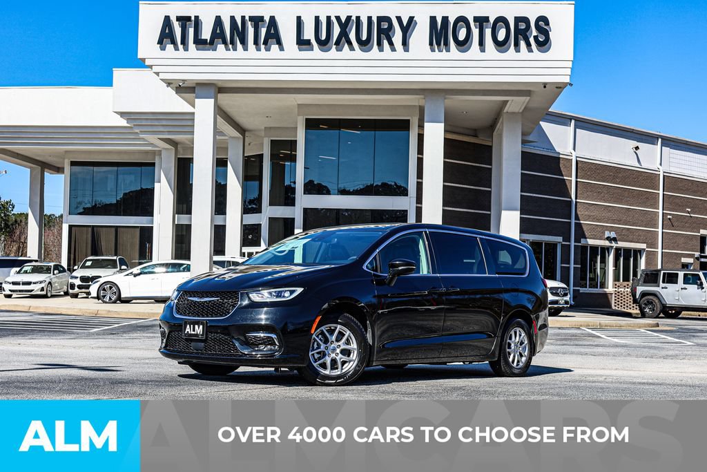 Used 2024 Chrysler Pacifica Touring-L FWD image 3
