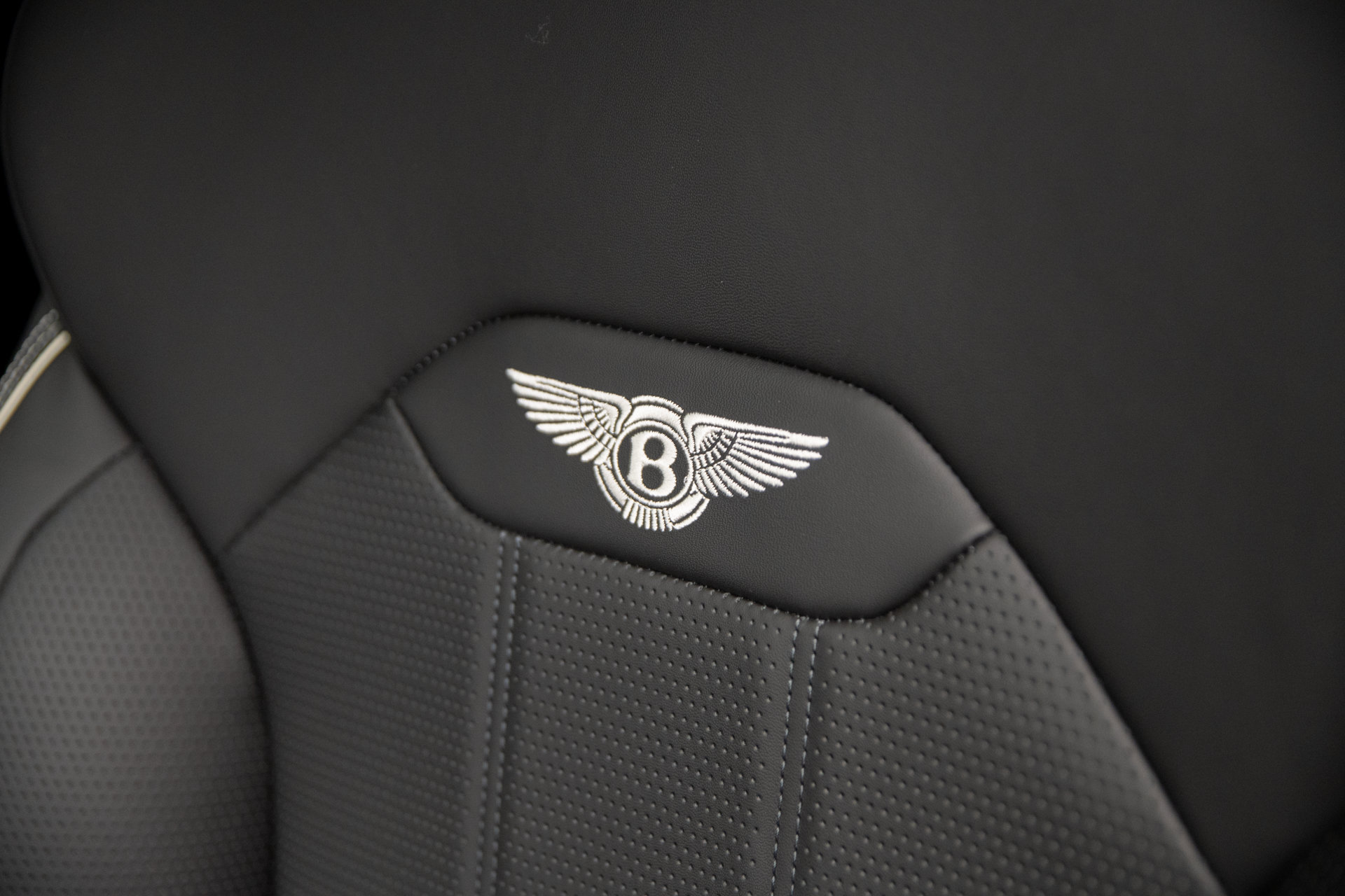 Certified 2022 Bentley Bentayga AWD/4WD image 19
