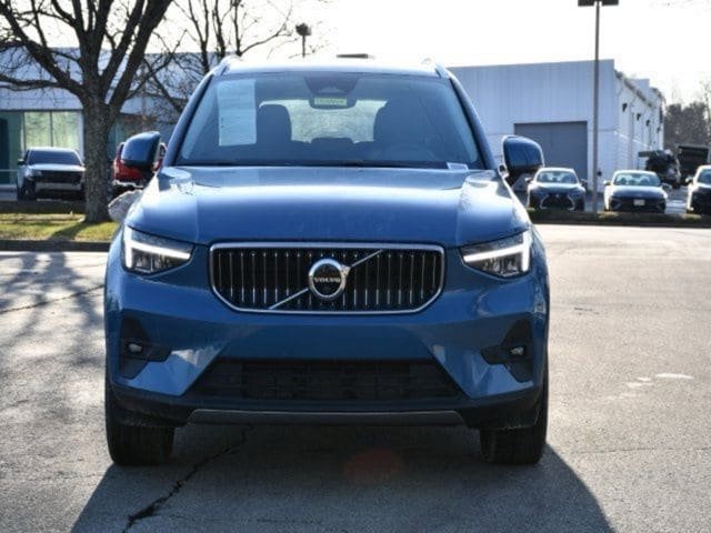 Certified 2025 Volvo XC40 B5 Plus AWD/4WD image 2