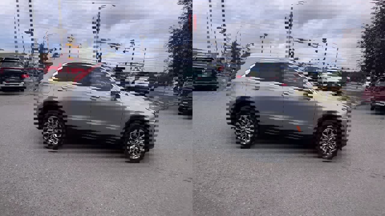 Used 2024 Cadillac XT4 Premium Luxury image 9