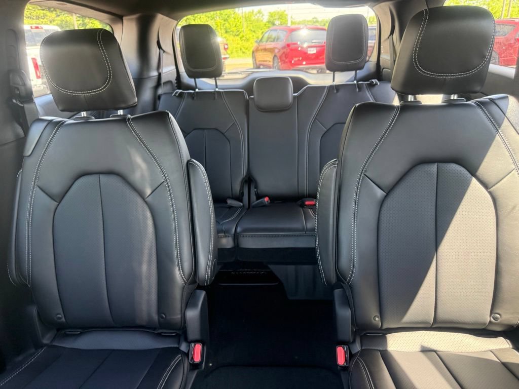 New 2027 Chrysler Pacifica Select w/ Family Tech Group FWD image 32