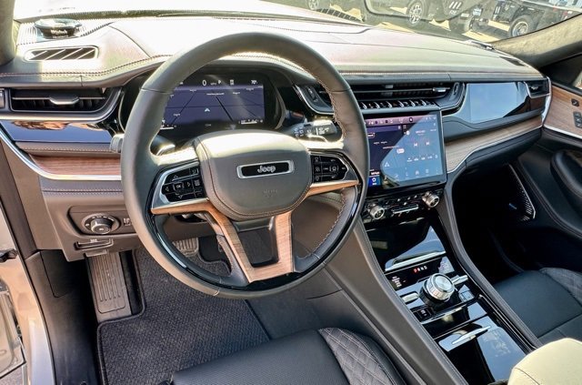New 2025 Jeep Grand Cherokee Summit image 11
