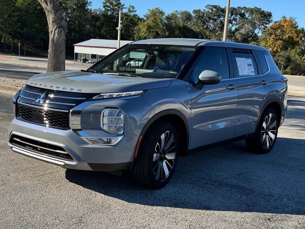 New 2025 Mitsubishi Outlander SE image 3
