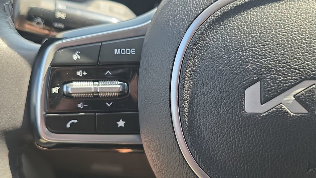 Used 2025 Kia Carnival FWD image 22