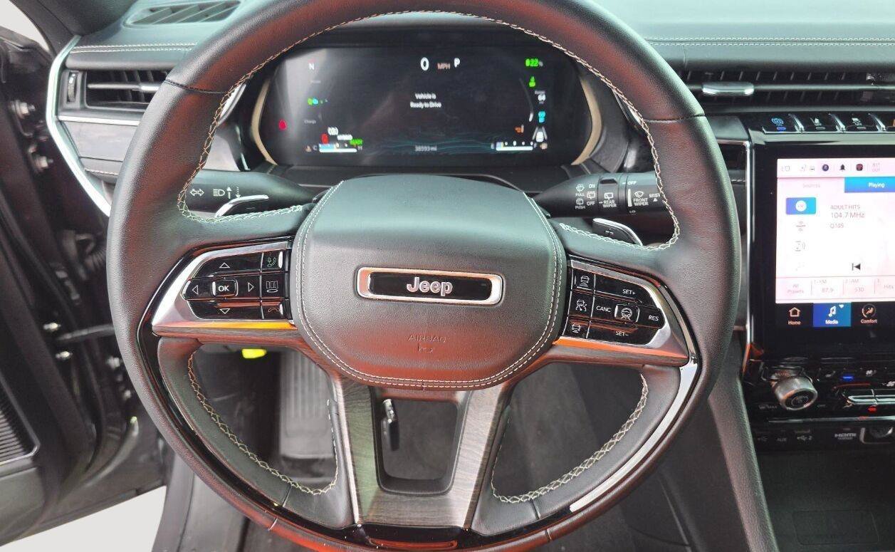 Used 2022 Jeep Grand Cherokee Overland w/ Advanced Protech Group III AWD/4WD image 13