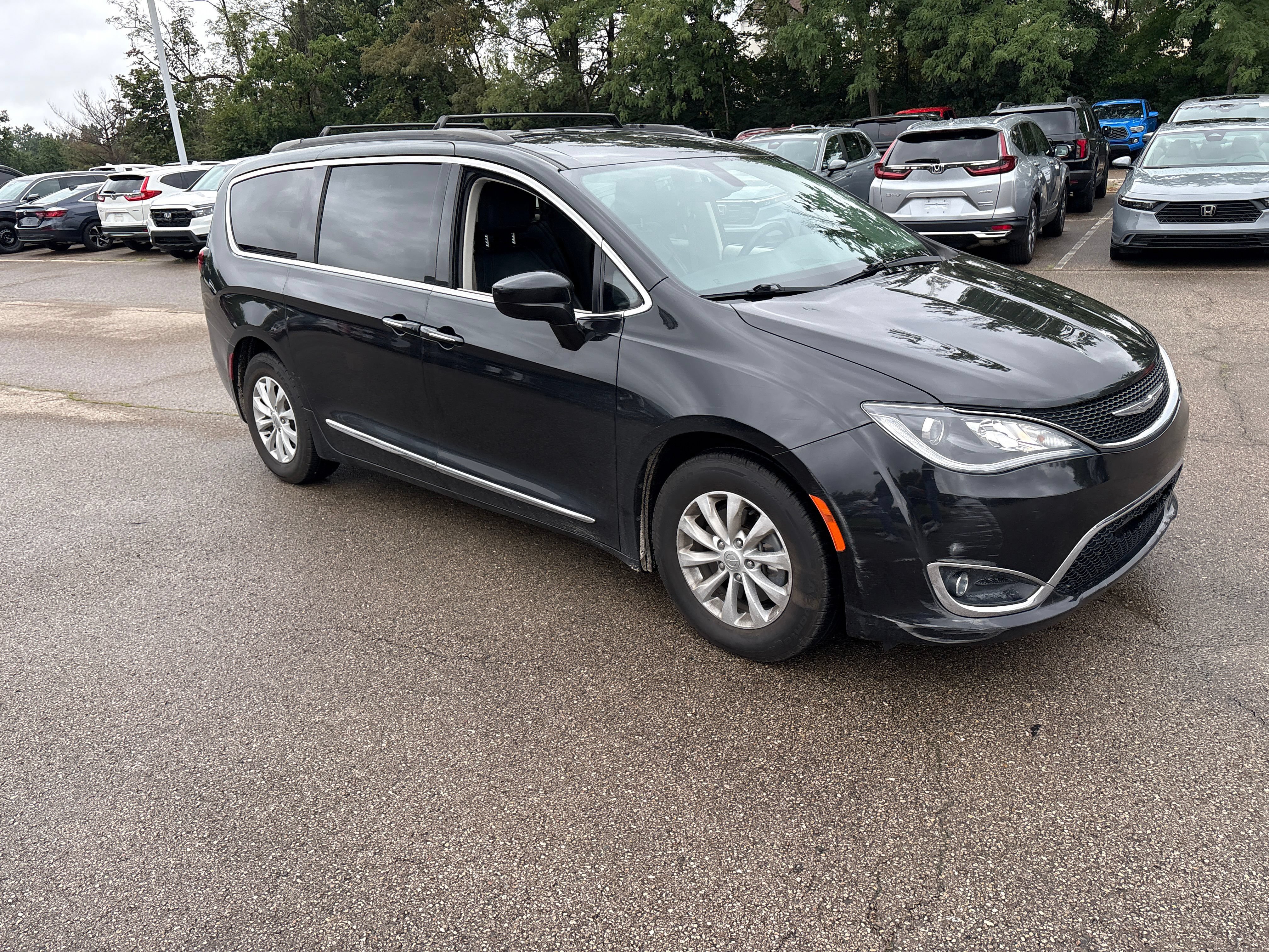 Used 2017 Chrysler Pacifica Touring-L FWD image 21