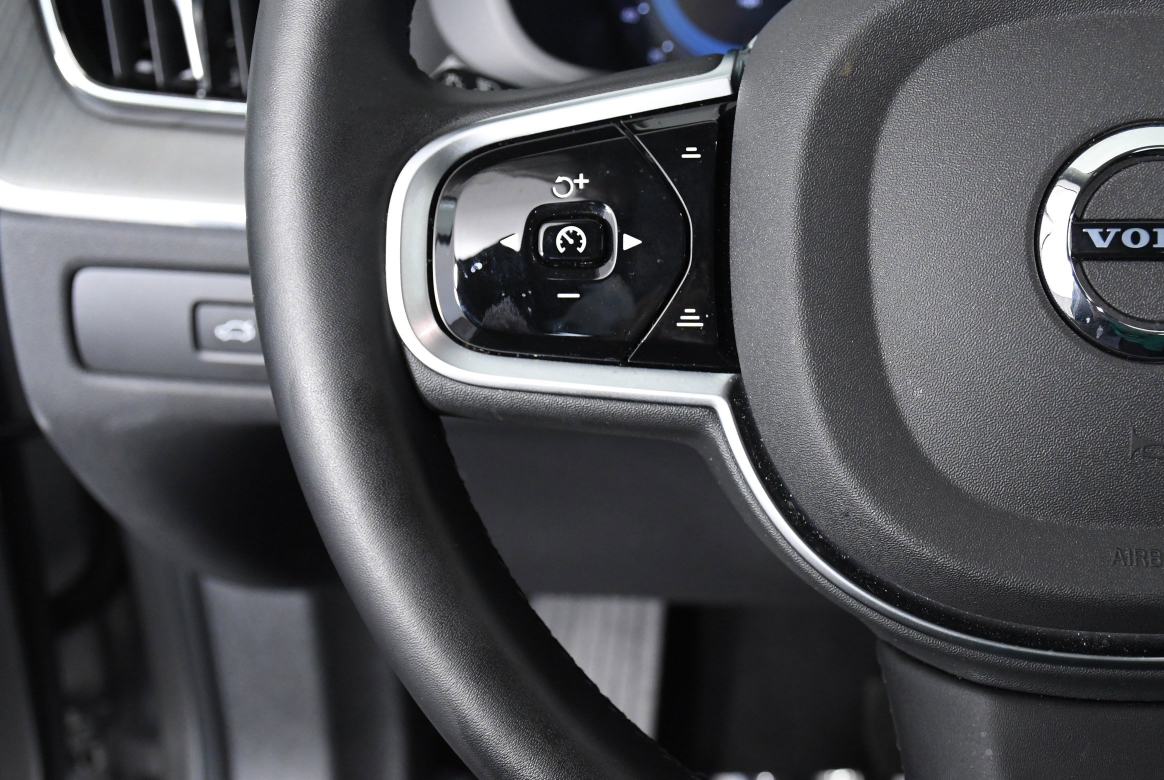 Used 2025 Volvo XC60 B5 Plus image 11