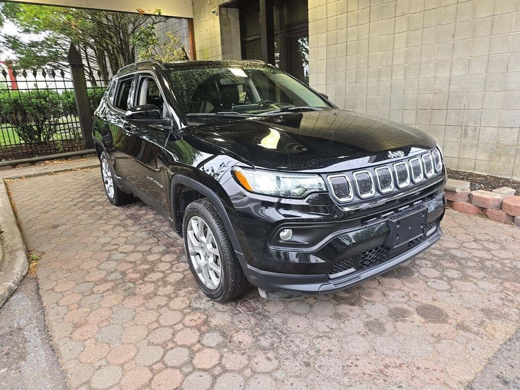Used 2022 Jeep Compass Latitude w/ Sun and Sound Group AWD/4WD image 1