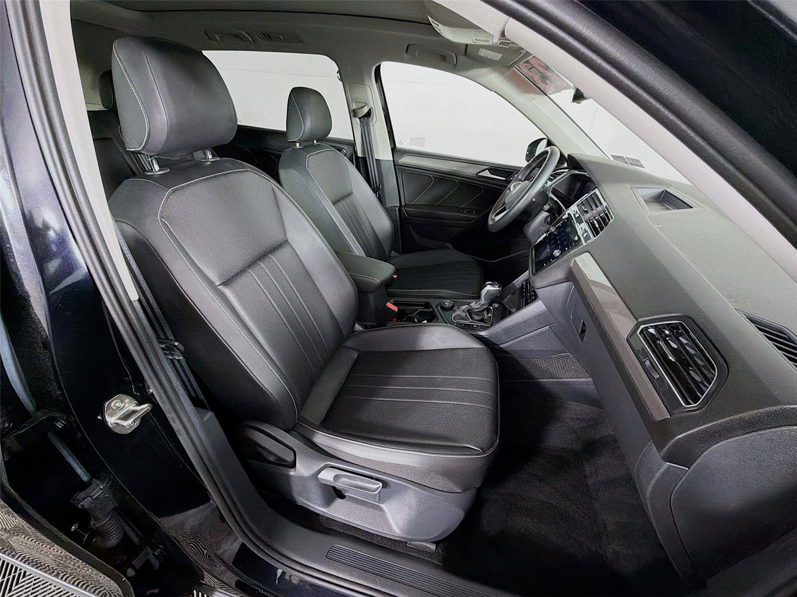 Used 2023 Volkswagen Tiguan SE w/ Panoramic Sunroof Package AWD/4WD image 30