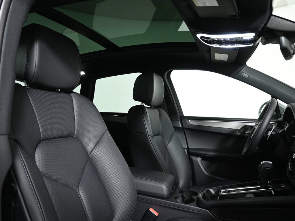 Used 2026 Porsche Macan AWD/4WD image 39