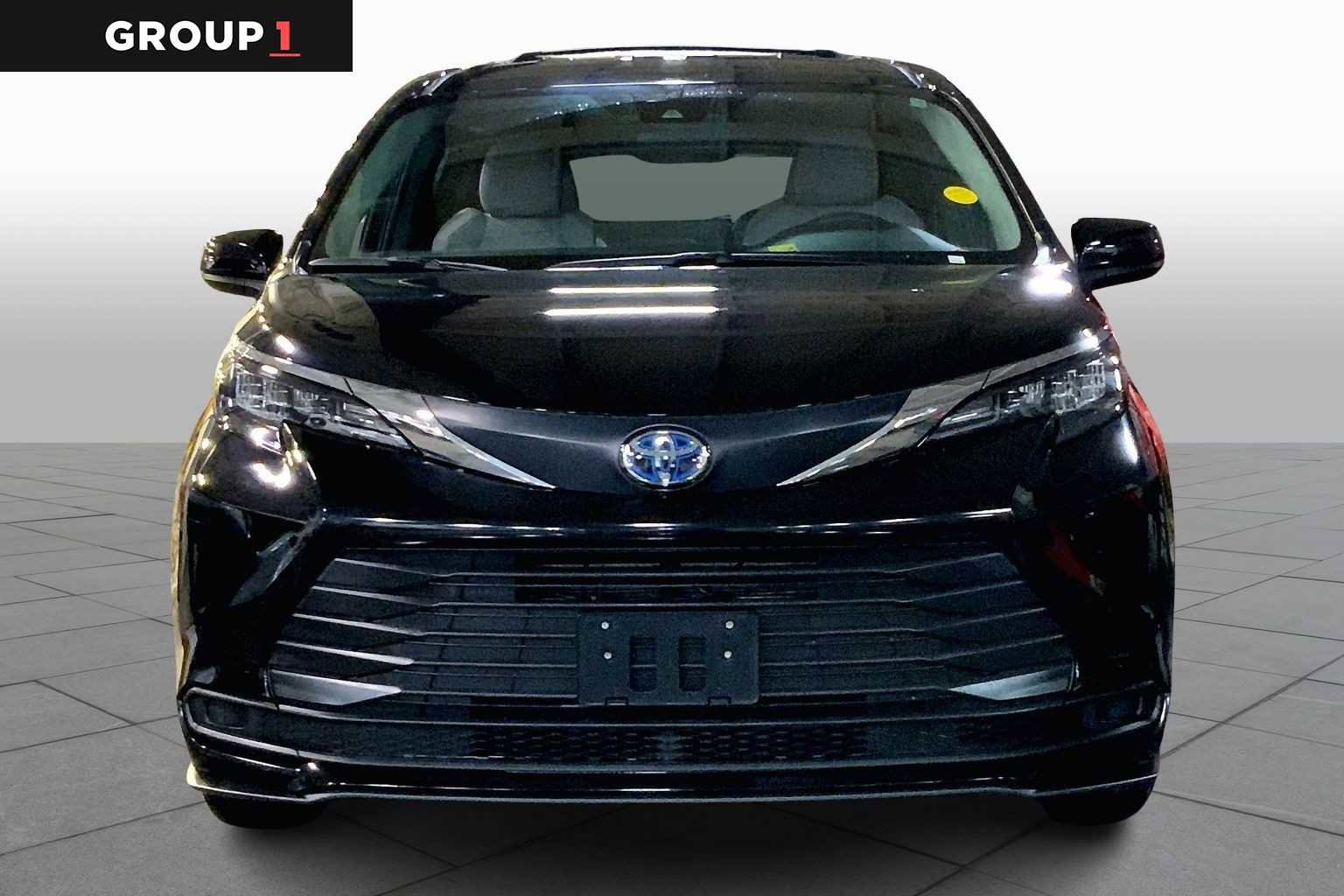 Certified 2025 Toyota Sienna LE image 4