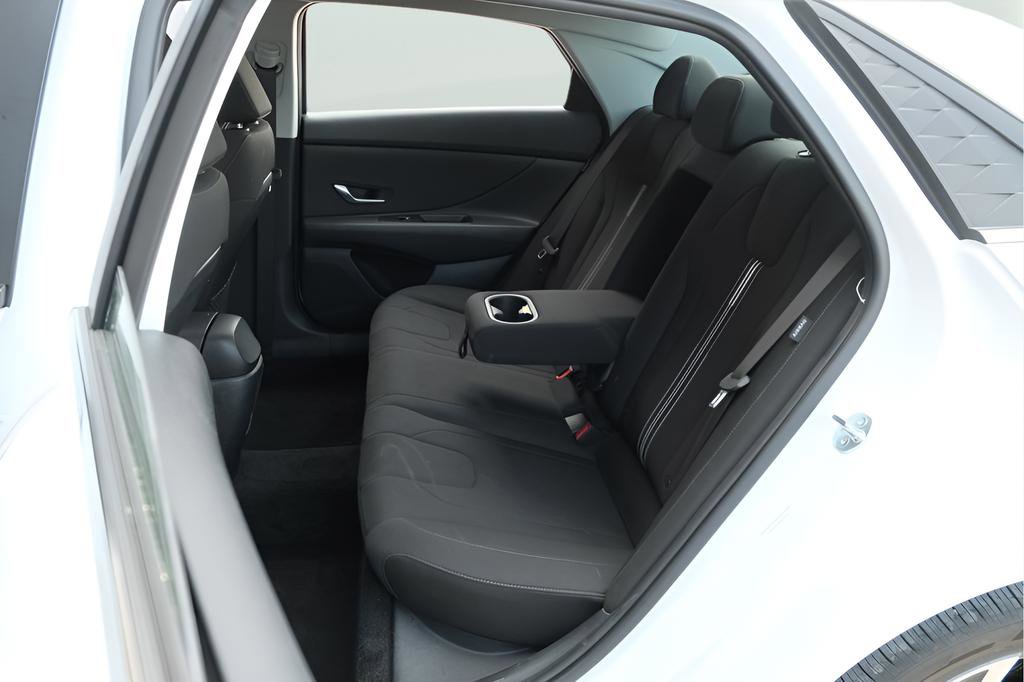 Used 2025 Hyundai Elantra SEL image 24