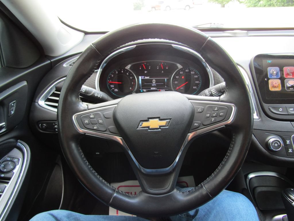 Used 2018 Chevrolet Malibu LT FWD image 19