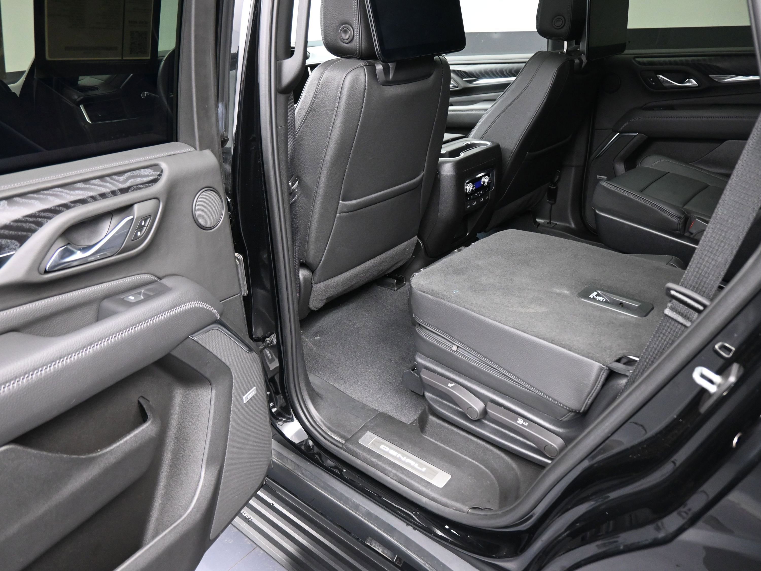 Used 2023 GMC Yukon Denali w/ Advanced Technology Package image 18