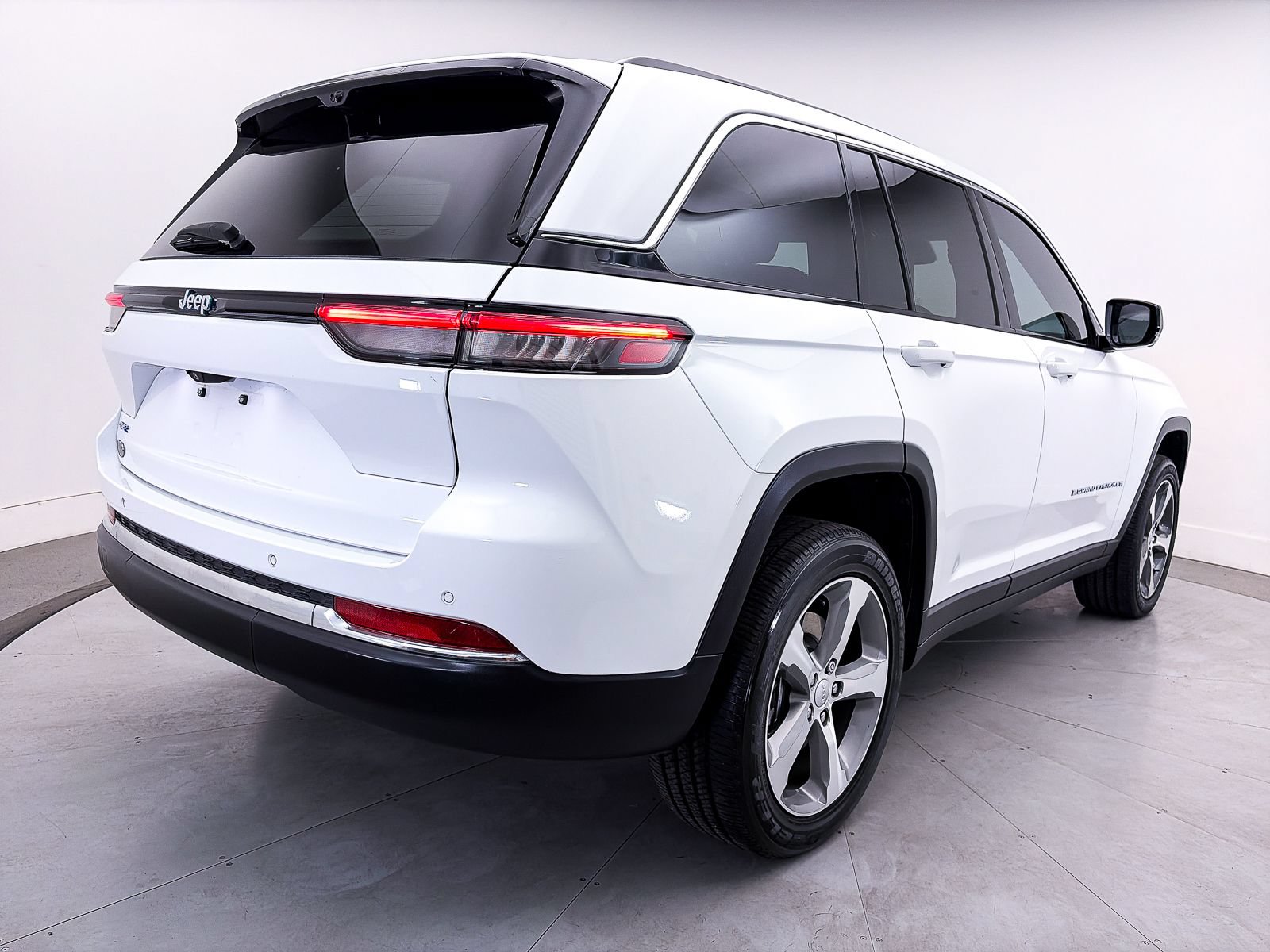 Used 2023 Jeep Grand Cherokee 4WD 4xe w/ Luxury Tech Group II image 19