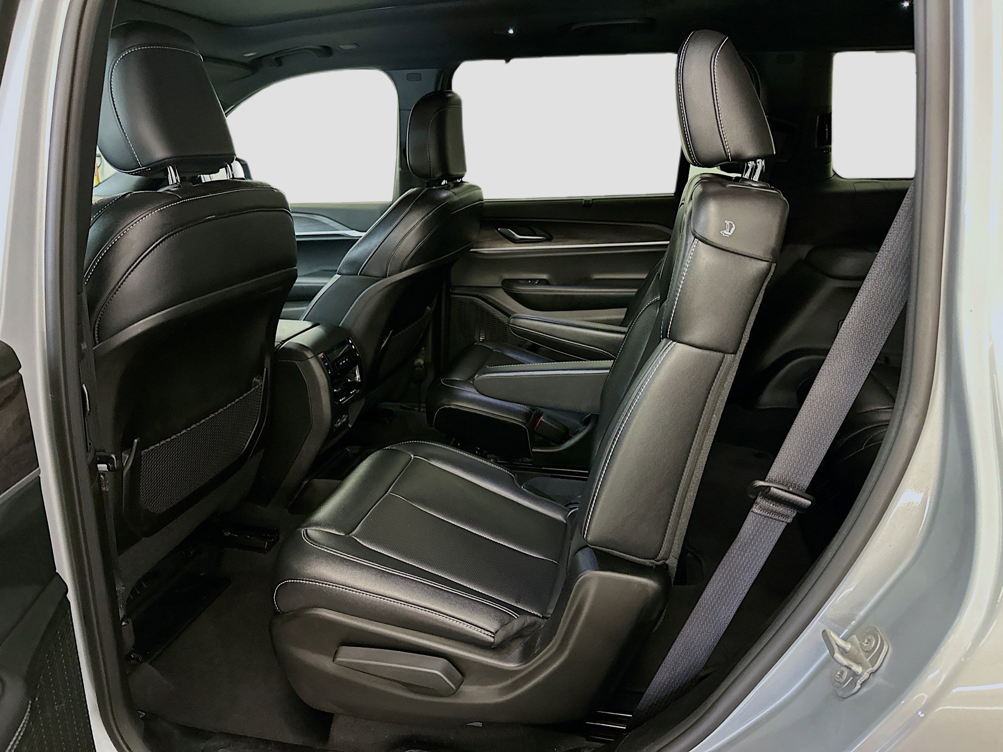 Used 2024 Jeep Grand Cherokee L Limited w/ Luxury Tech Group II image 30