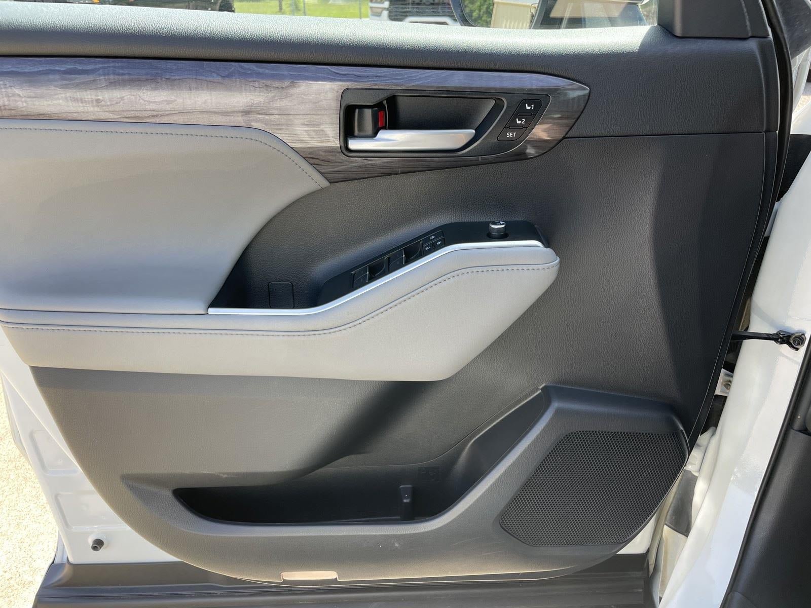 Used 2020 Toyota Highlander Limited FWD image 35