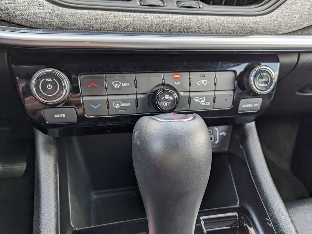 Certified 2025 Jeep Compass Latitude image 33