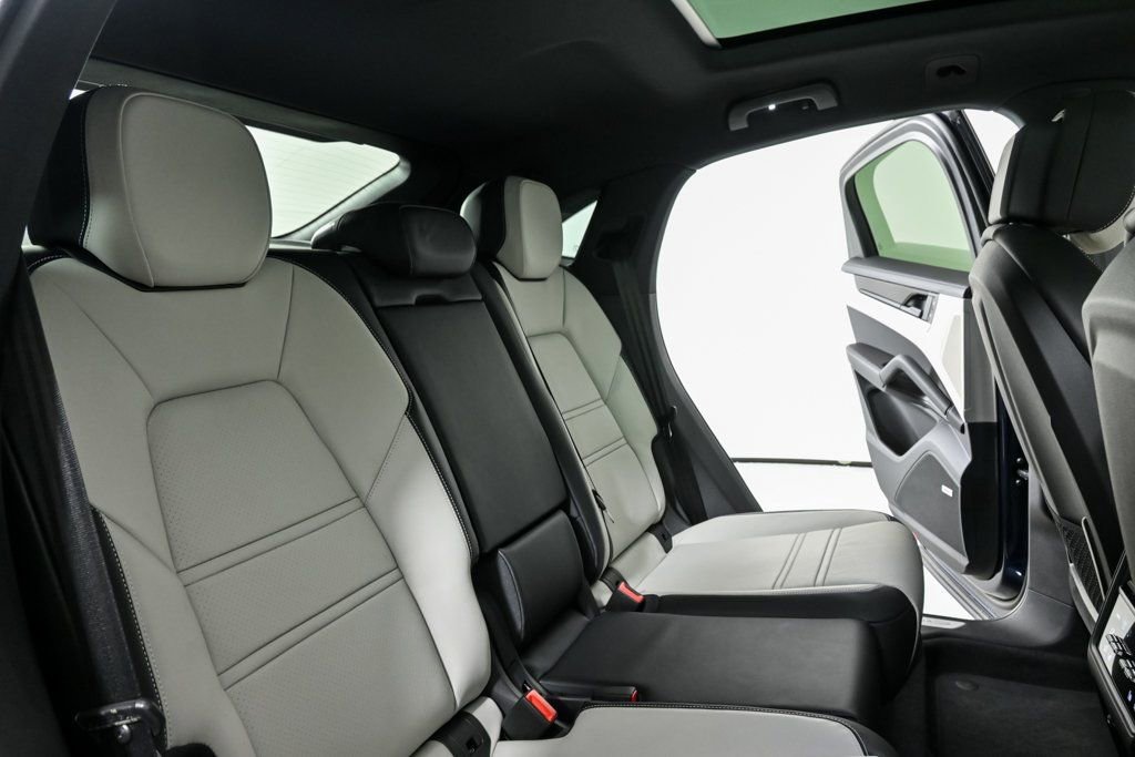Certified 2025 Porsche Cayenne Coupe image 22