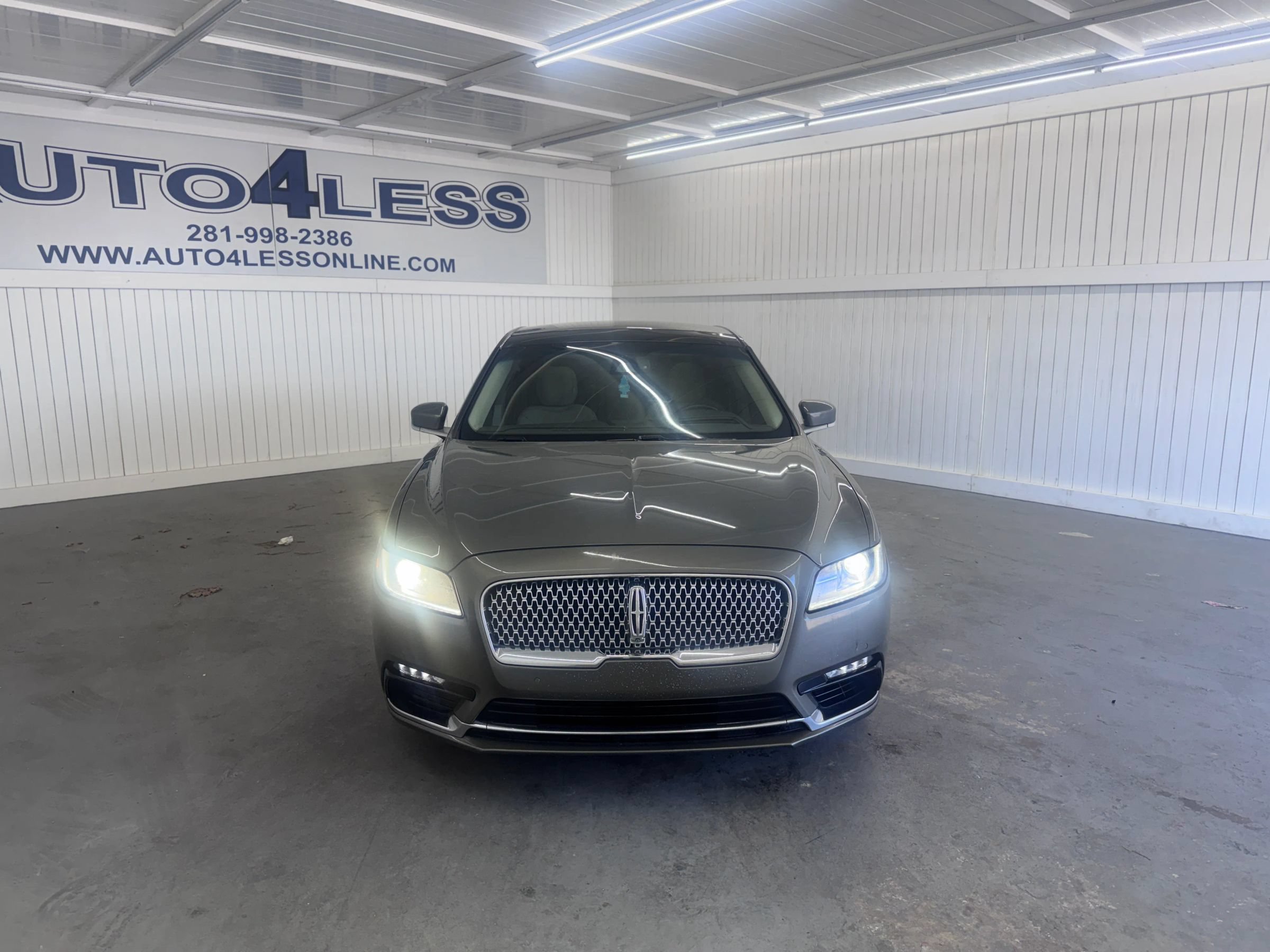 Used 2017 Lincoln Continental Select w/ Technology Package FWD image 2