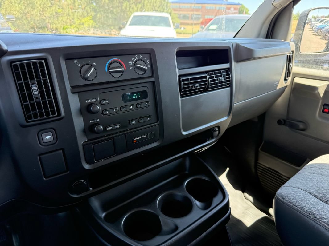 Used 2007 Chevrolet Express 1500 Passenger RWD image 25