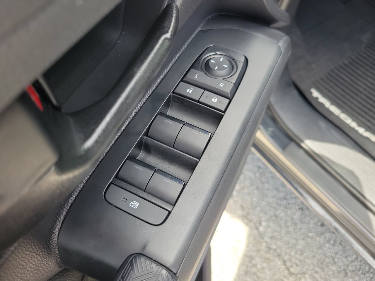 Used 2024 Toyota Tacoma SR RWD image 13