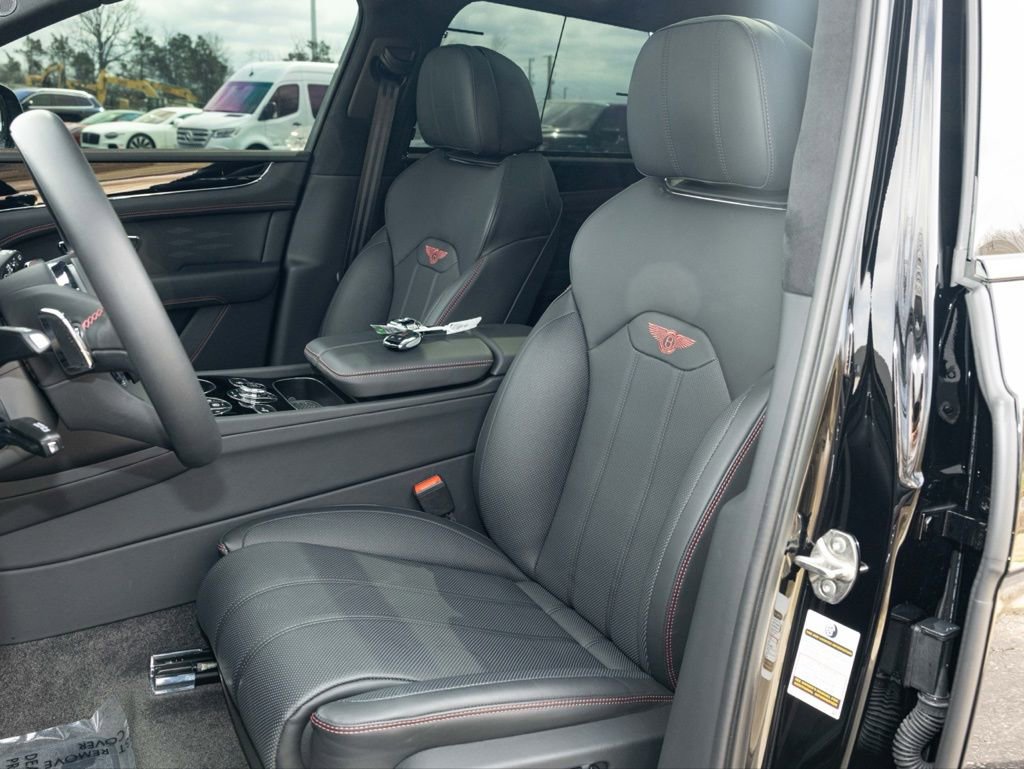 Used 2025 Bentley Bentayga V8 image 32