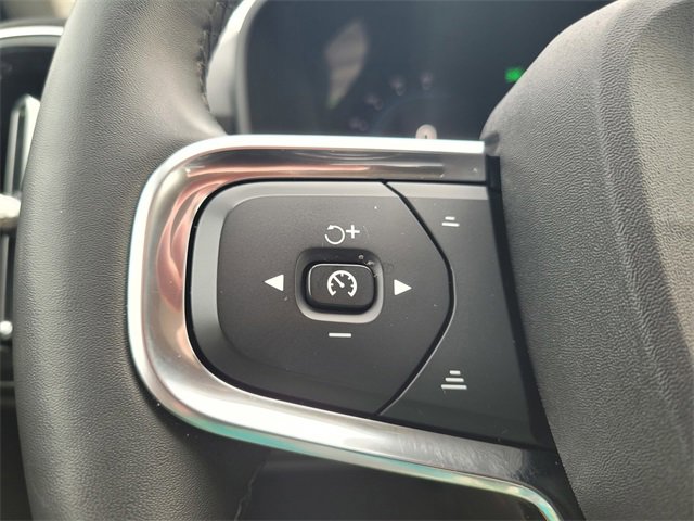 Used 2023 Volvo XC40 B5 Plus image 29