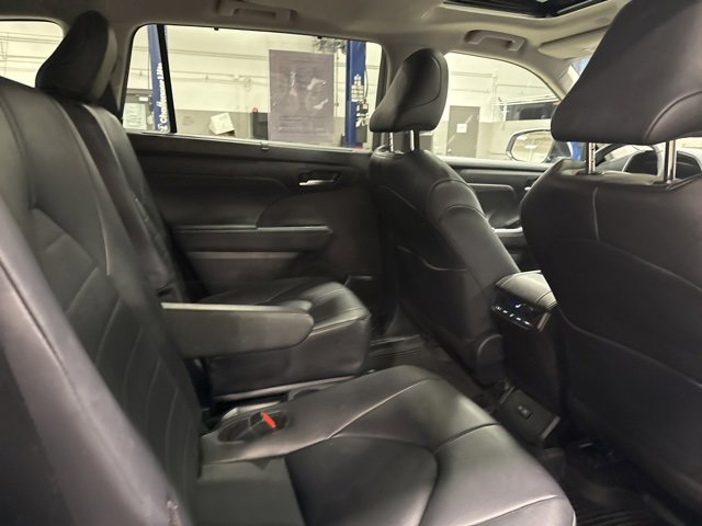 Certified 2024 Toyota Highlander XLE image 35