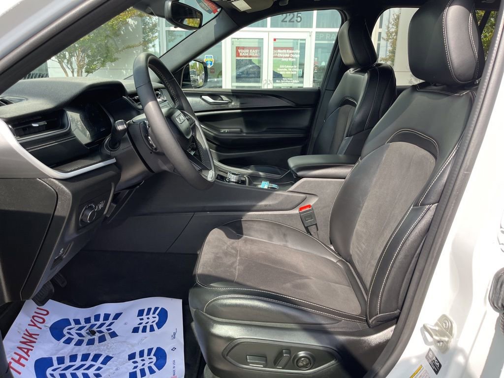 Used 2024 Jeep Grand Cherokee Altitude image 3