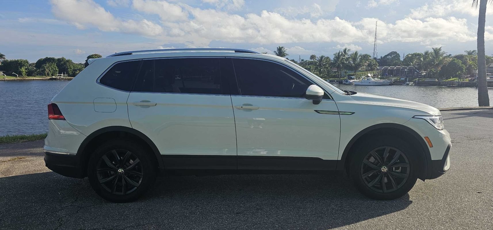 Used 2024 Volkswagen Tiguan SE w/ Panoramic Sunroof Package FWD image 6