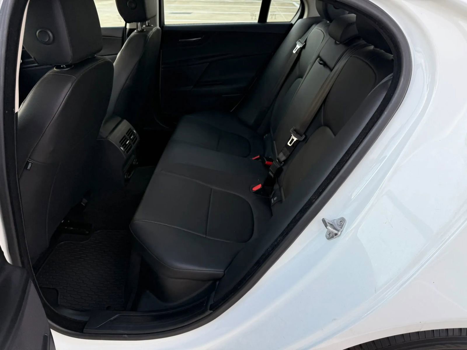 Used 2017 Jaguar XE Premium image 16