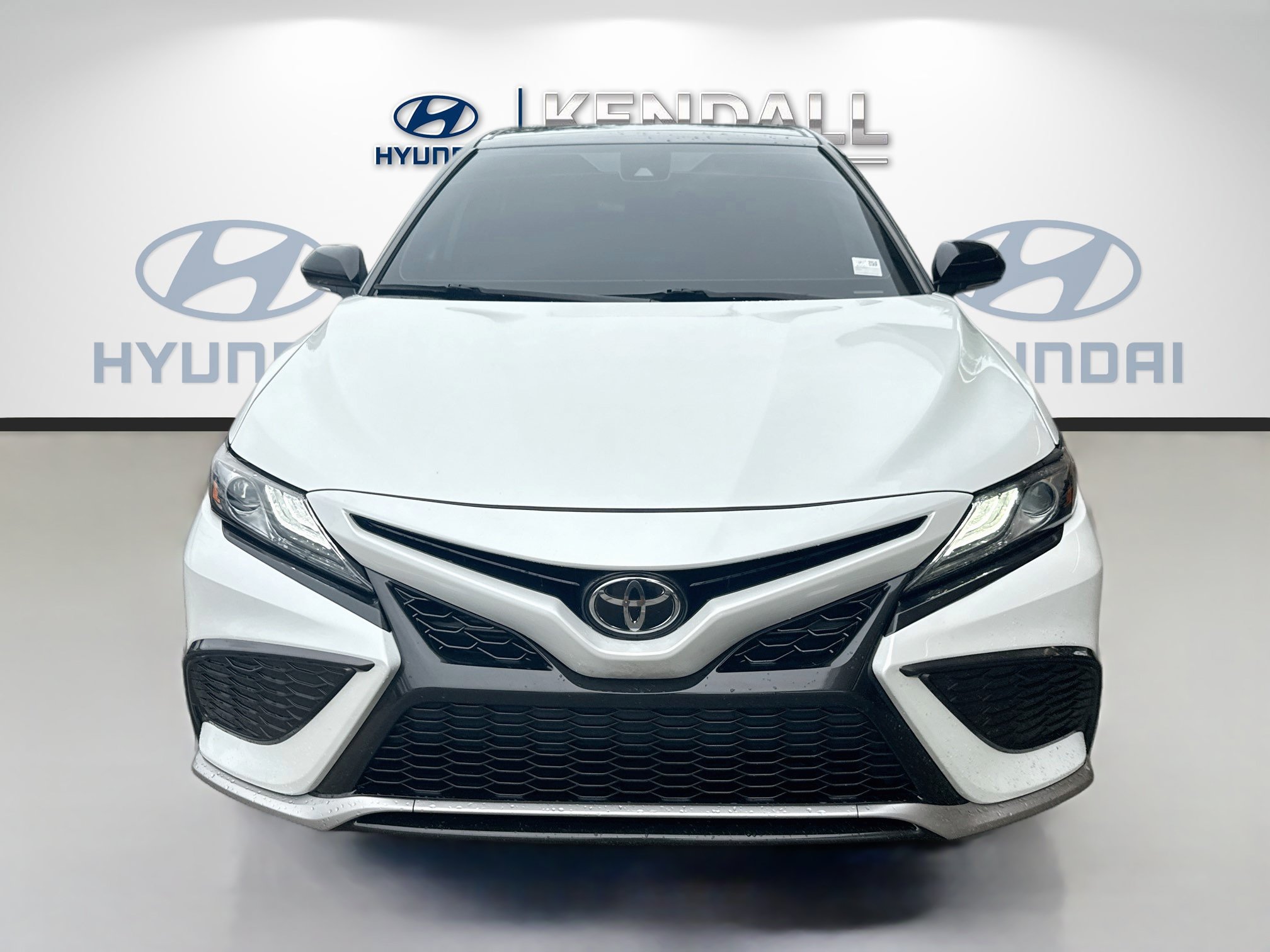 Used 2022 Toyota Camry XSE FWD image 2