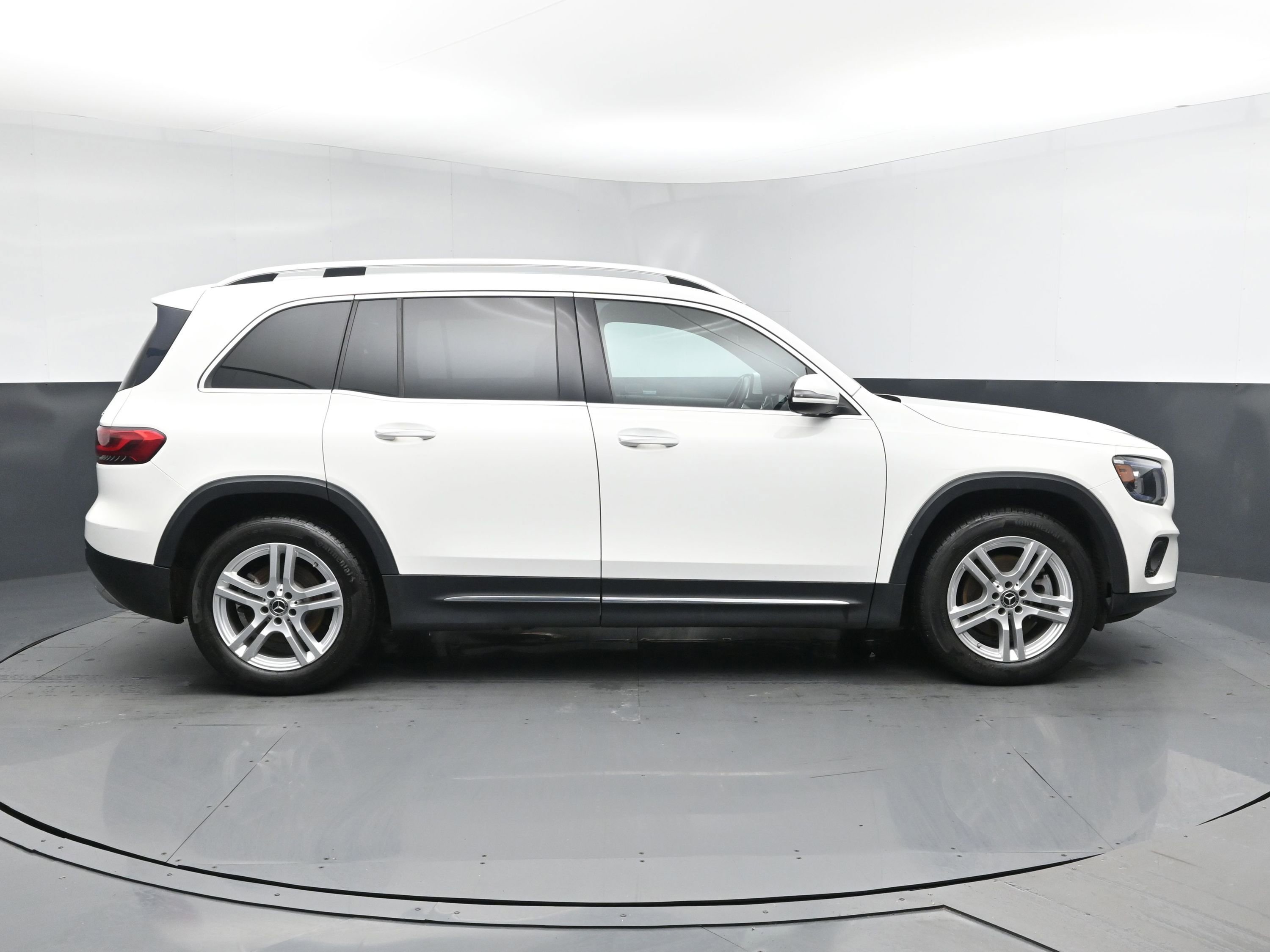 Used 2021 Mercedes-Benz GLB 250 4MATIC w/ Premium Package image 3