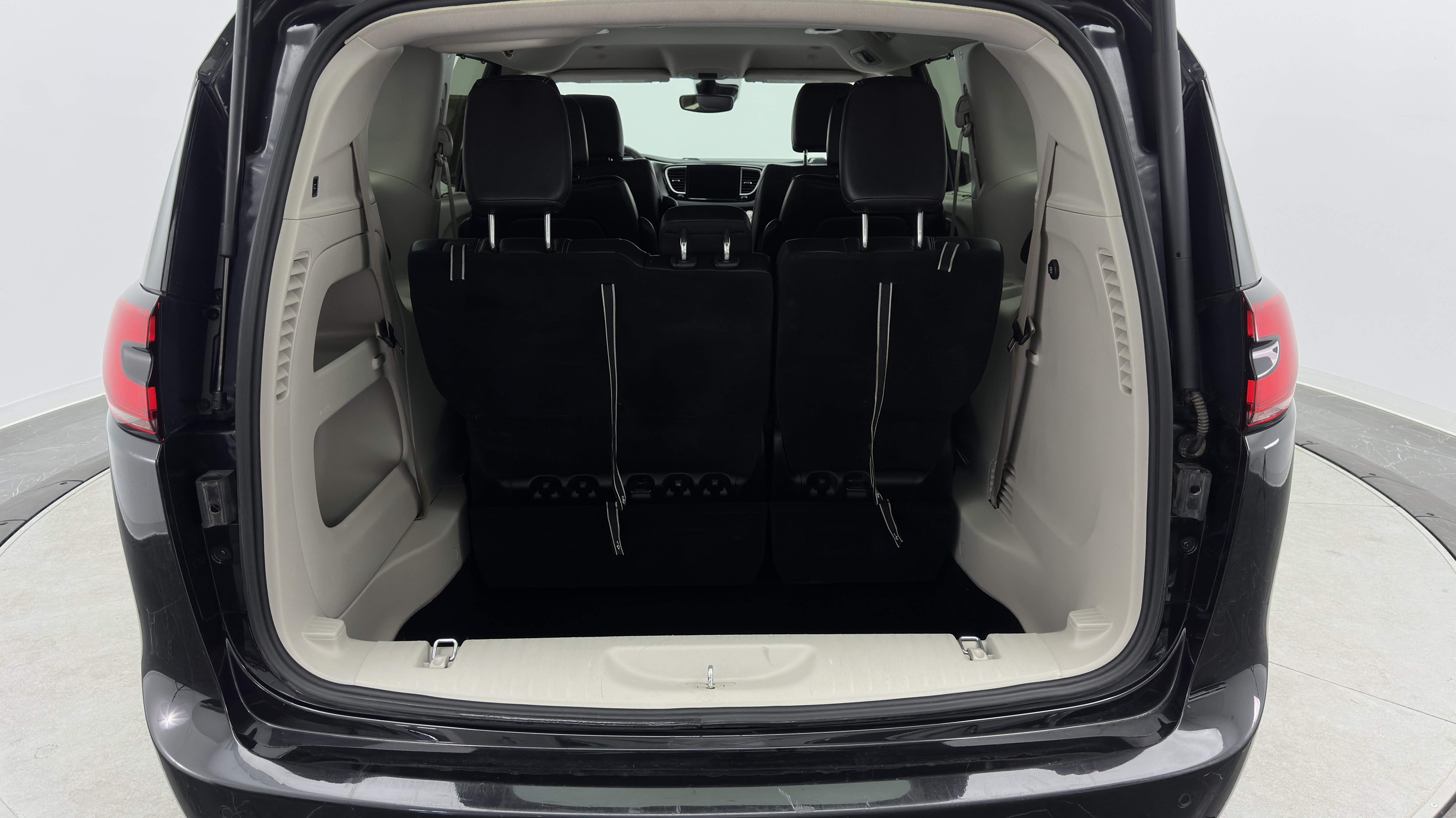 Used 2023 Chrysler Pacifica Touring-L FWD image 32