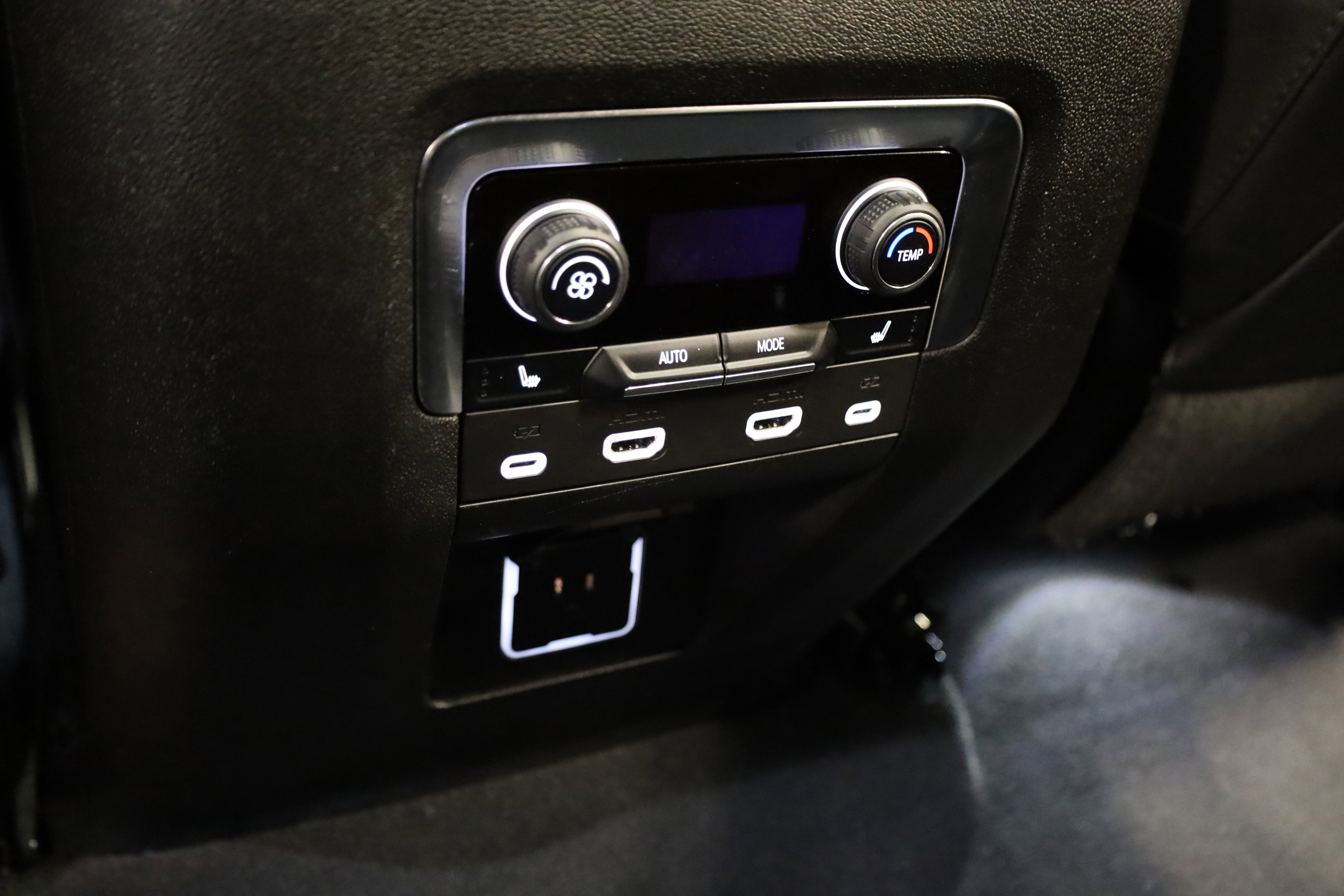 Used 2024 Chevrolet Suburban High Country w/ Advanced Technology Package image 37