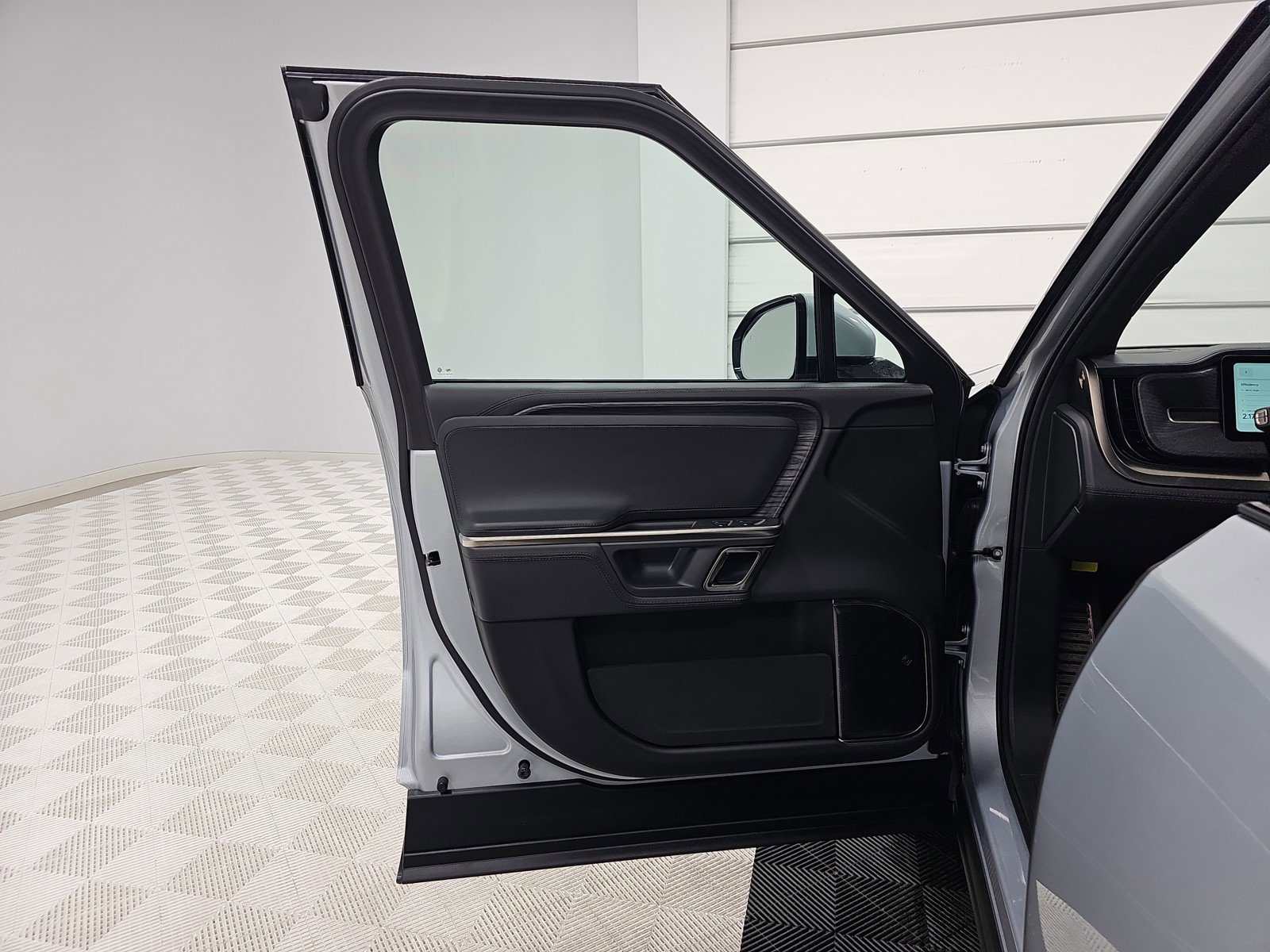 Used 2024 Rivian R1S Adventure image 16