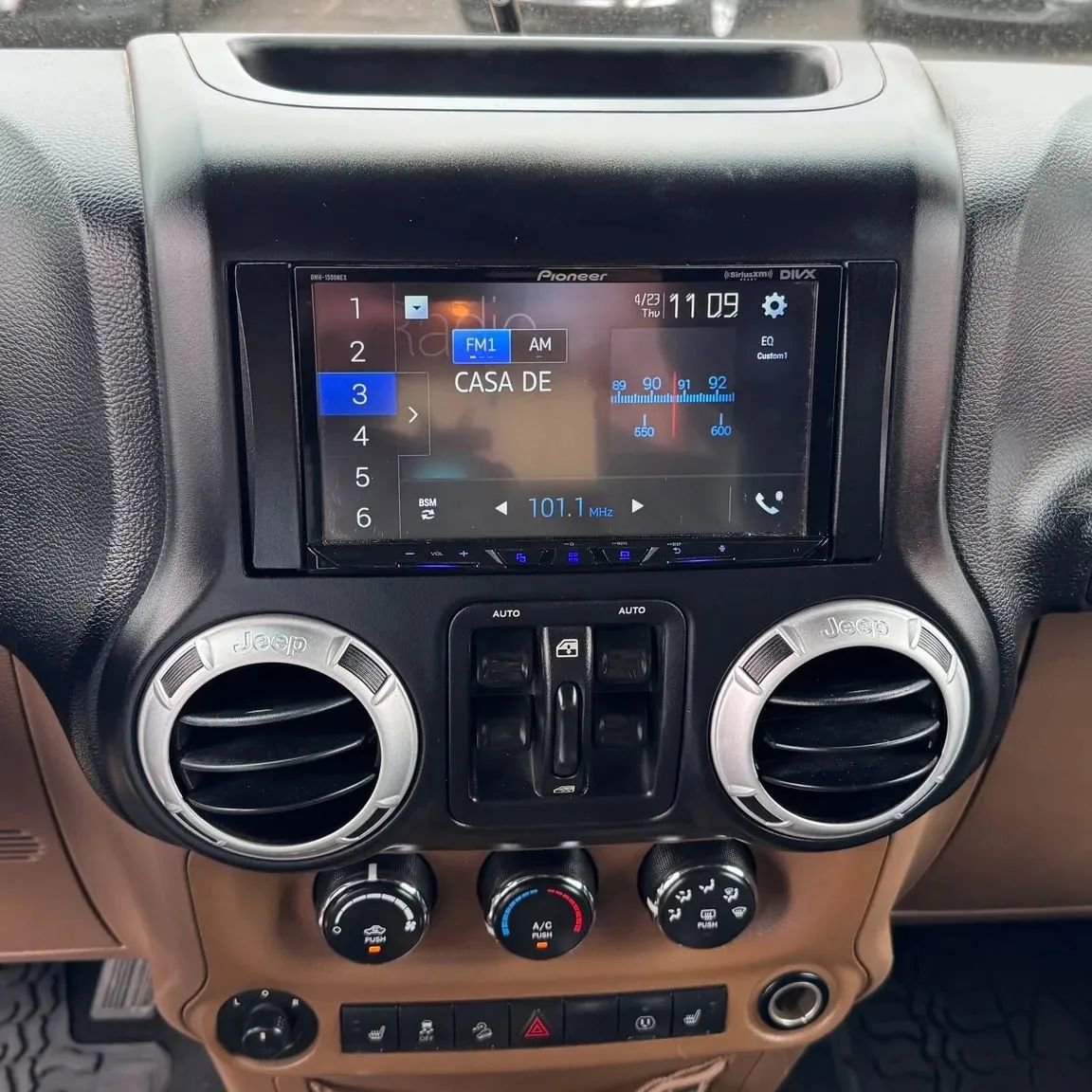 Used 2014 Jeep Wrangler Unlimited Rubicon w/ Connectivity Group AWD/4WD image 12