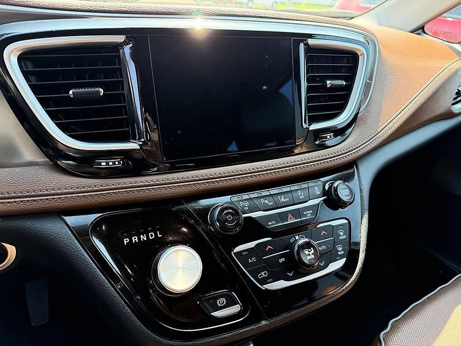 Used 2019 Chrysler Pacifica Limited w/ Tire & Wheel Group FWD image 12