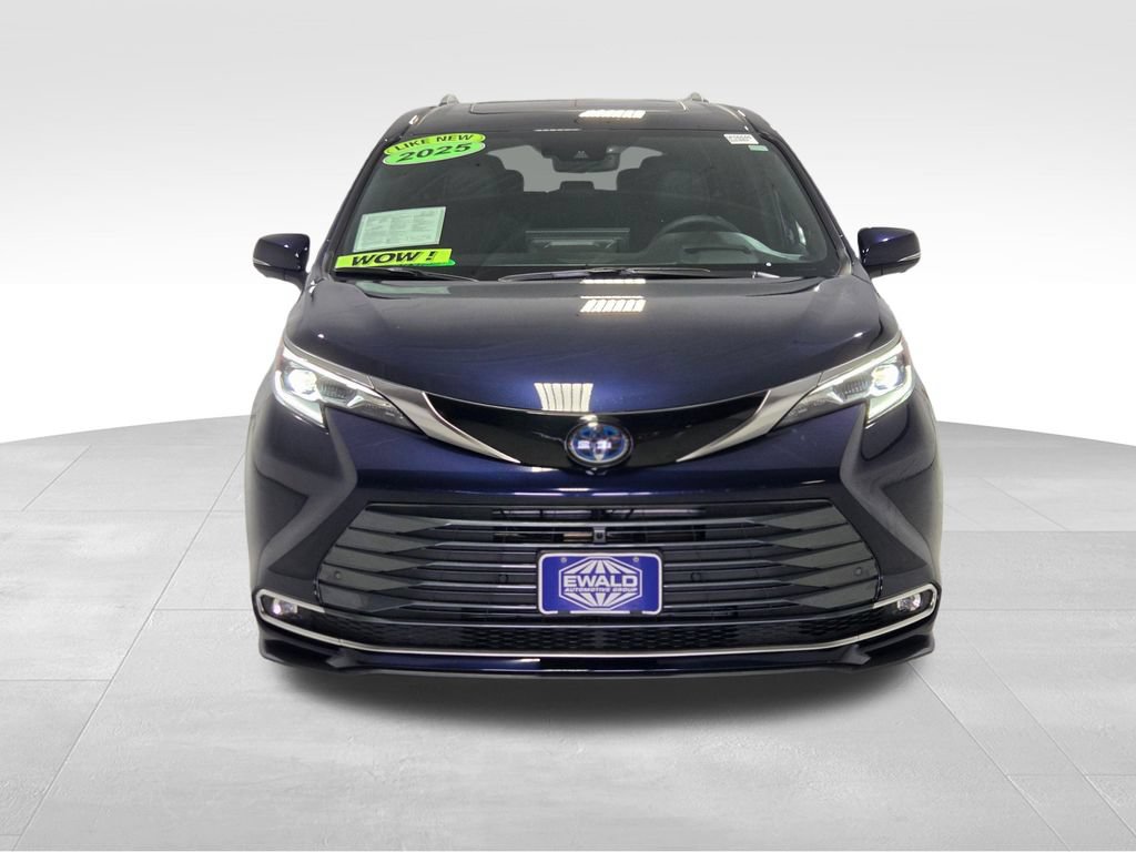 Used 2025 Toyota Sienna Platinum AWD/4WD image 2