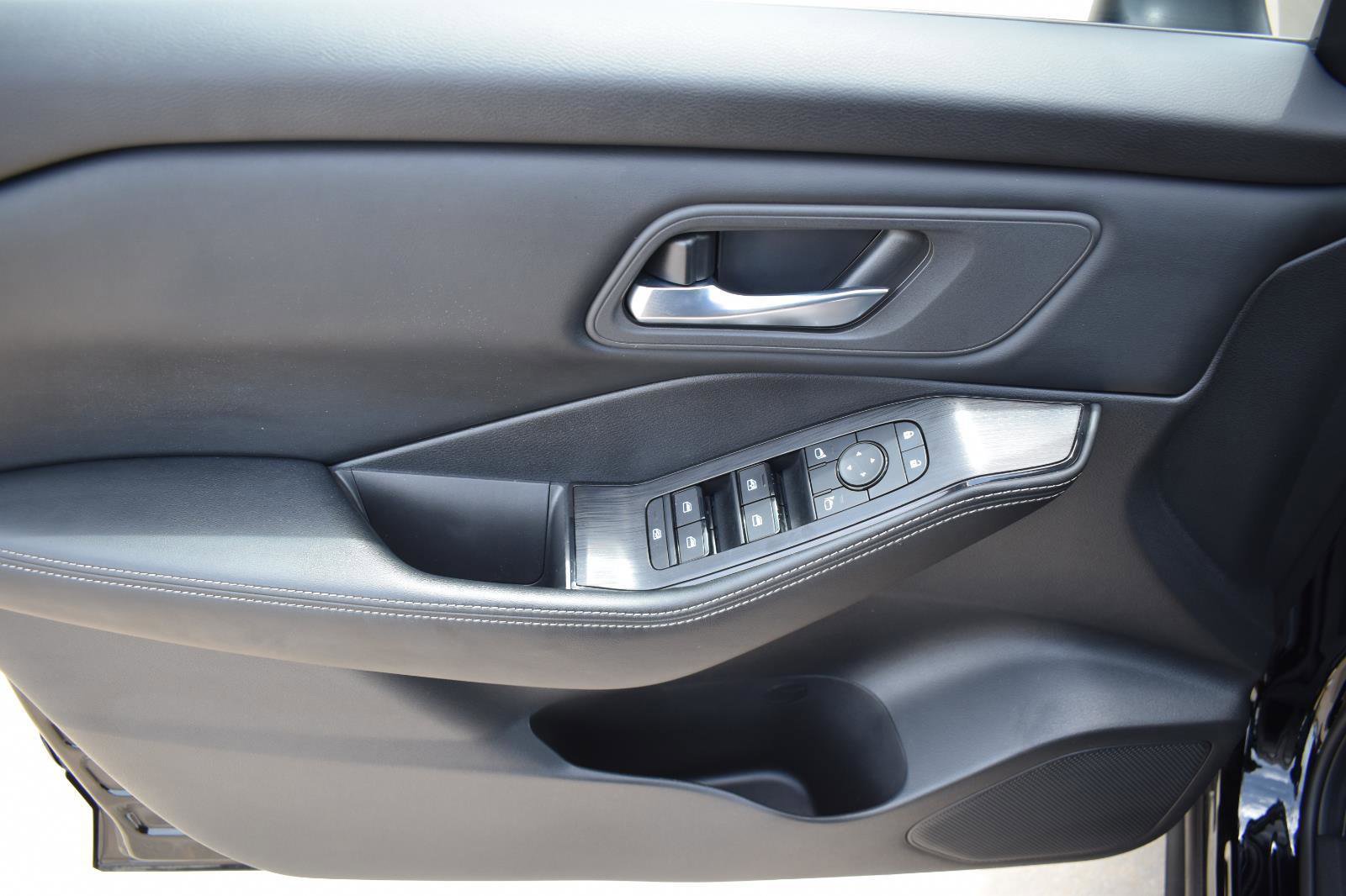 Used 2025 Nissan Rogue SV FWD image 23
