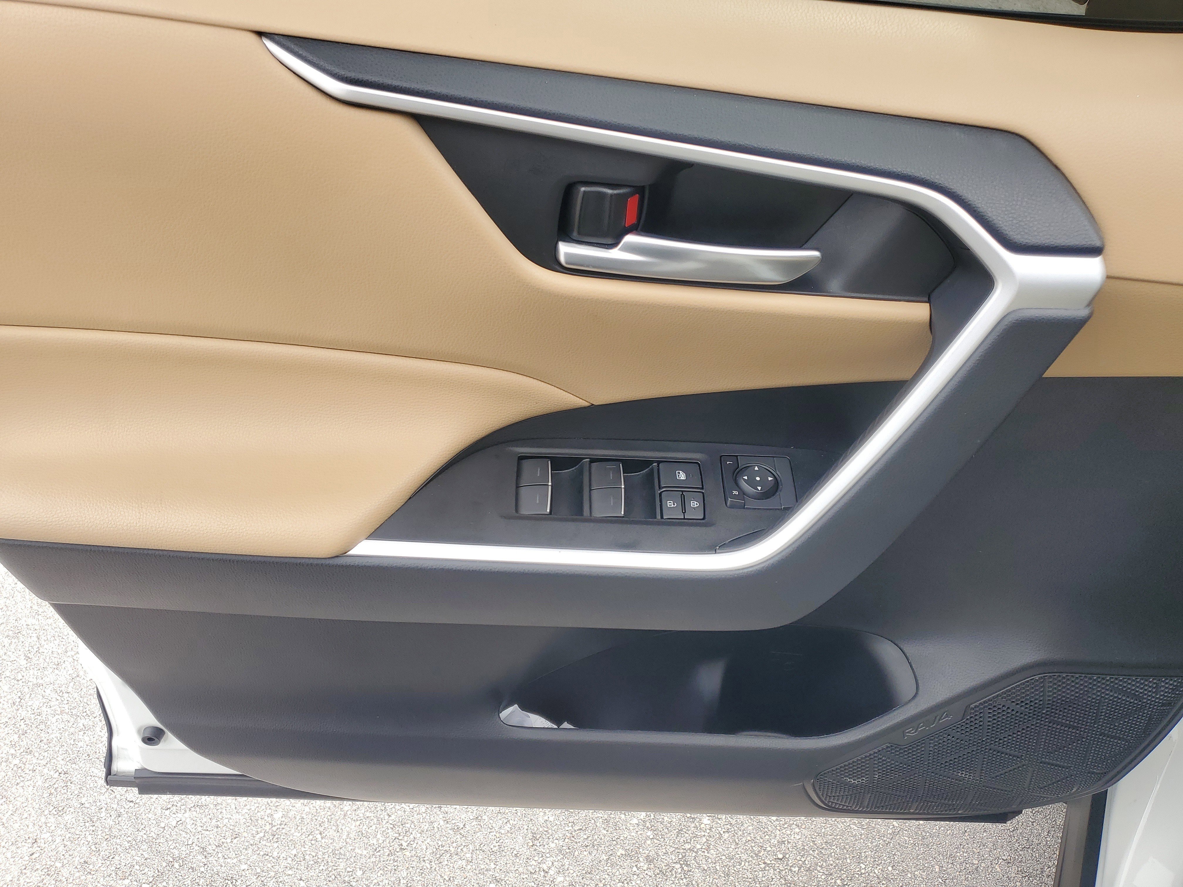 Used 2025 Toyota RAV4 XLE image 18